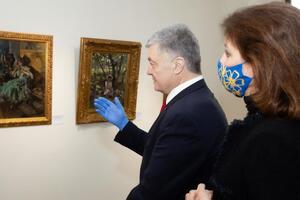 Сьогодні Петро і Марина Порошенки відкрили виставку картин зі своєї колекції в музеї Гончара