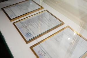 Співробітники ДБР забрали митні декларації до картин