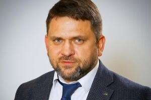 Видео, на котором человек, похожий на Рязанцева, бьет женщину, появилось в YouTube 26 мая