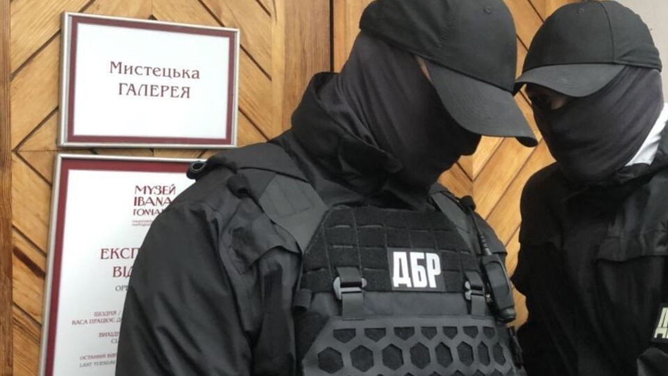 Бійці спецпідрозділу ДБР шукали Порошенка в музеї Івана Гончара