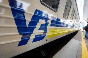 На большинство поездов билеты продают на половину мест