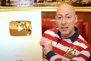 Дмитро Гордон з нагородою "Золота кнопка YouTube"