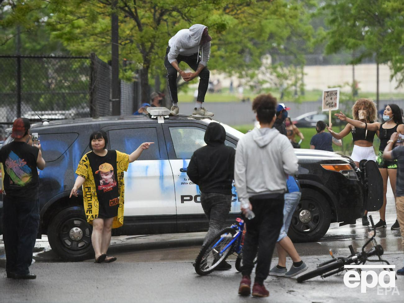 Демонстранты протестовали возле полицейского участка