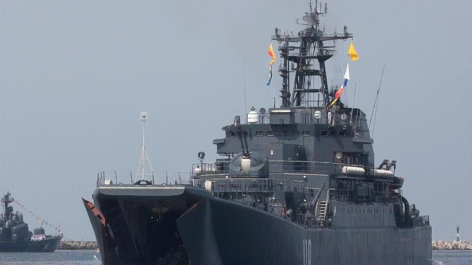 За даними слідства, представник Чорноморського флоту РФ погрожував українським офіцерам