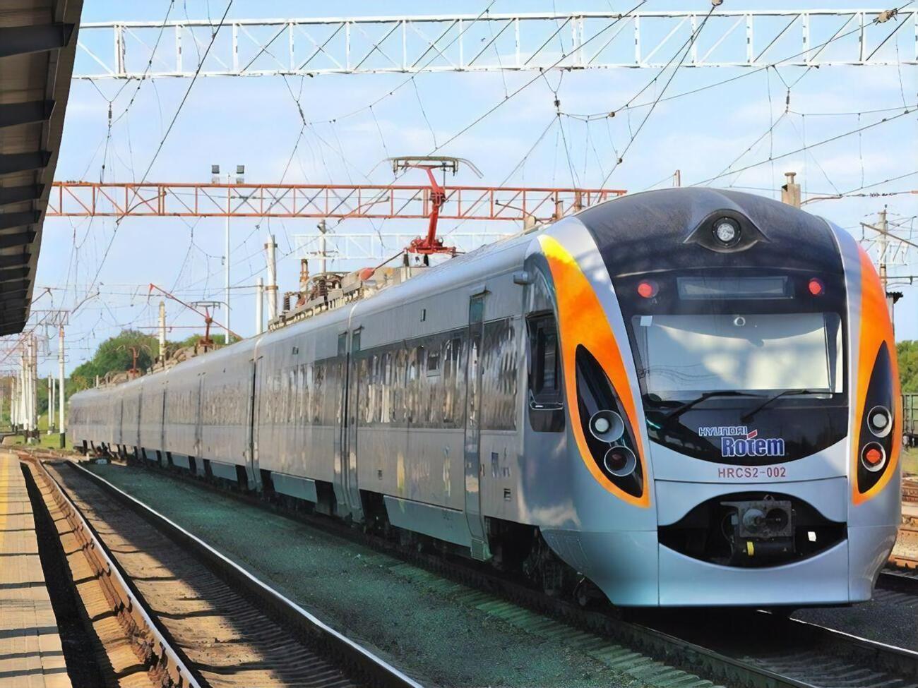 УЖШК займається перевезенням пасажирів поїздами "Інтерсіті"