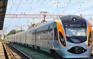 УЖШК займається перевезенням пасажирів поїздами "Інтерсіті"