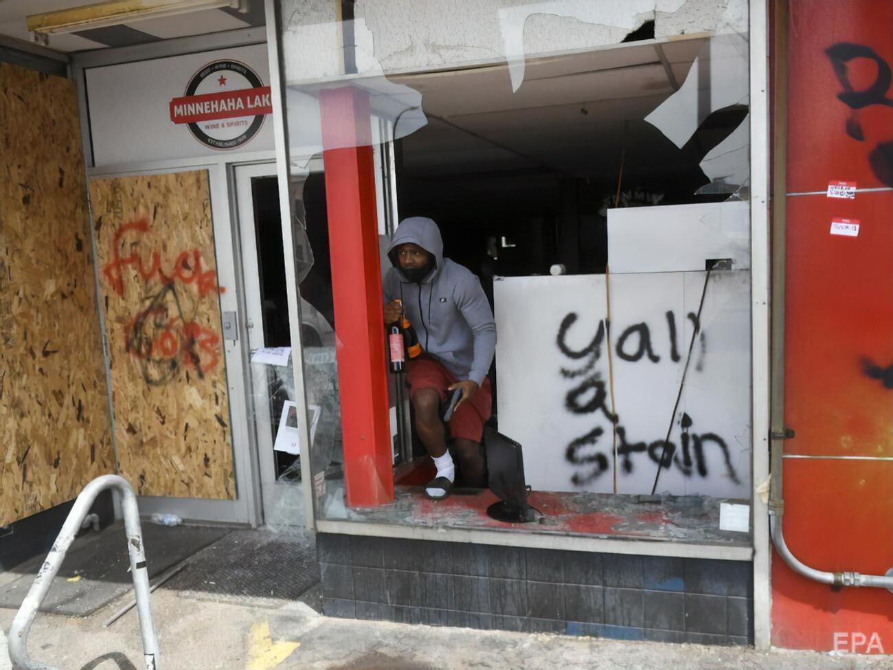 В Миннеаполисе начались погромы и поджоги после смерти чернокожего мужчины, задержанного полицией. Фоторепортаж