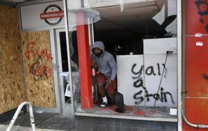 В Миннеаполисе начались погромы и поджоги после смерти чернокожего мужчины, задержанного полицией. Фоторепортаж