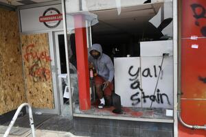 В Миннеаполисе начались погромы и поджоги после смерти чернокожего мужчины, задержанного полицией. Фоторепортаж