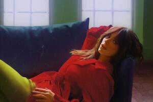 Ані Лорак: "Хочу я быть твоей любимой, с тобою просыпаться рядом. Может, характер мой ранимый, а, может, и влюбилась вправду"