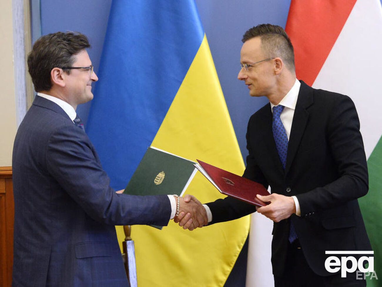 Кулеба и Сийярто во время встречи подписали протокол и меморандум