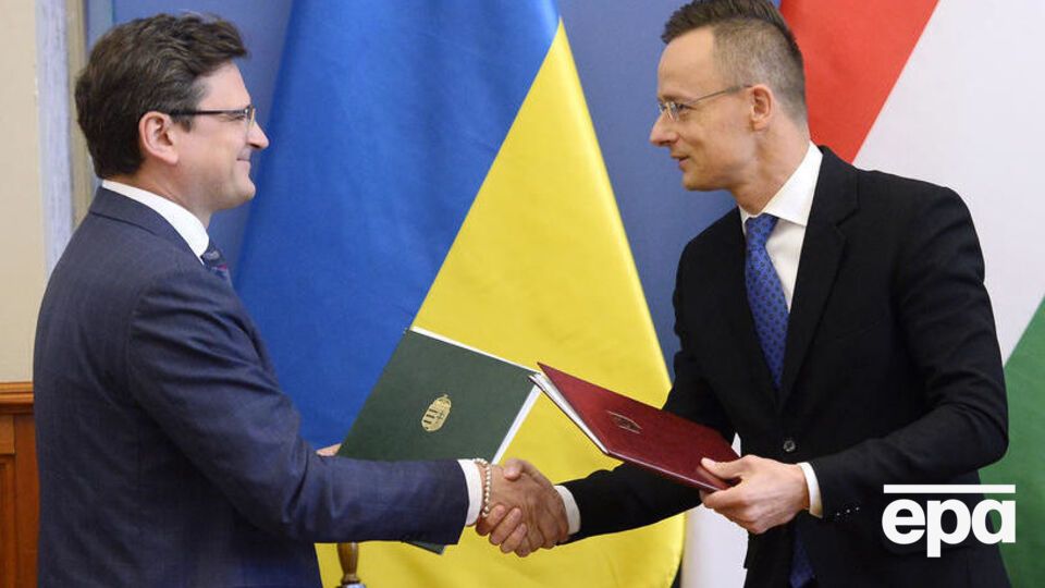Кулеба та Сіярто під час зустрічі підписали протокол і меморандум