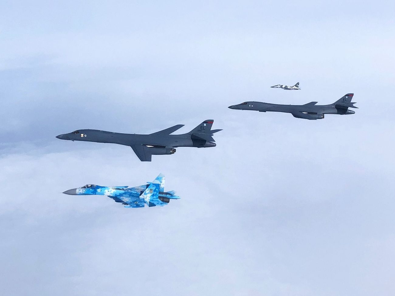 Бомбардировщики США сопровождали украинские истребители