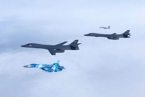 Бомбардувальники США супроводжували українські винищувачі