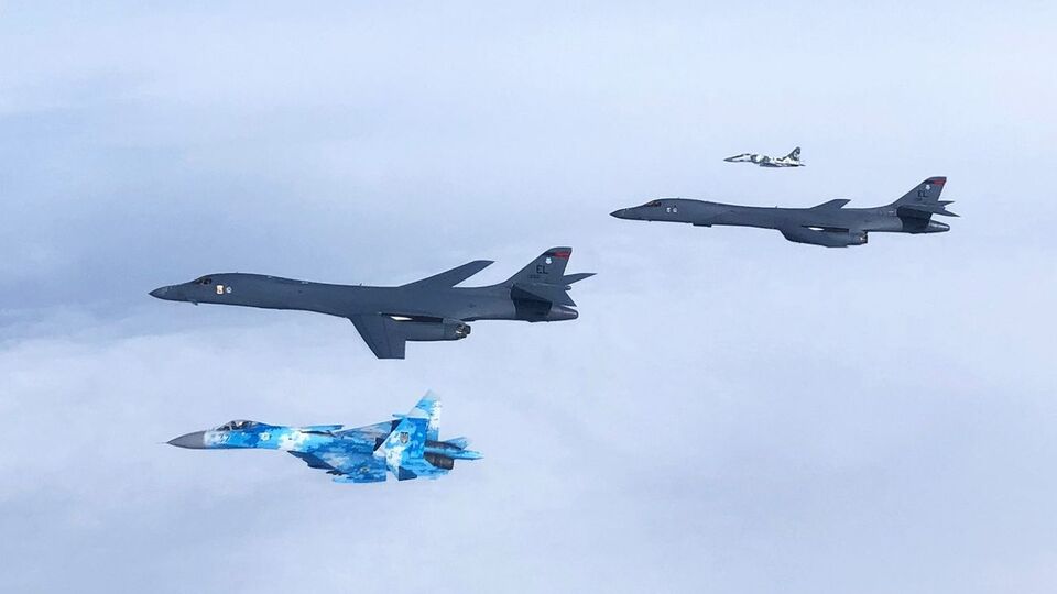Бомбардувальники США супроводжували українські винищувачі