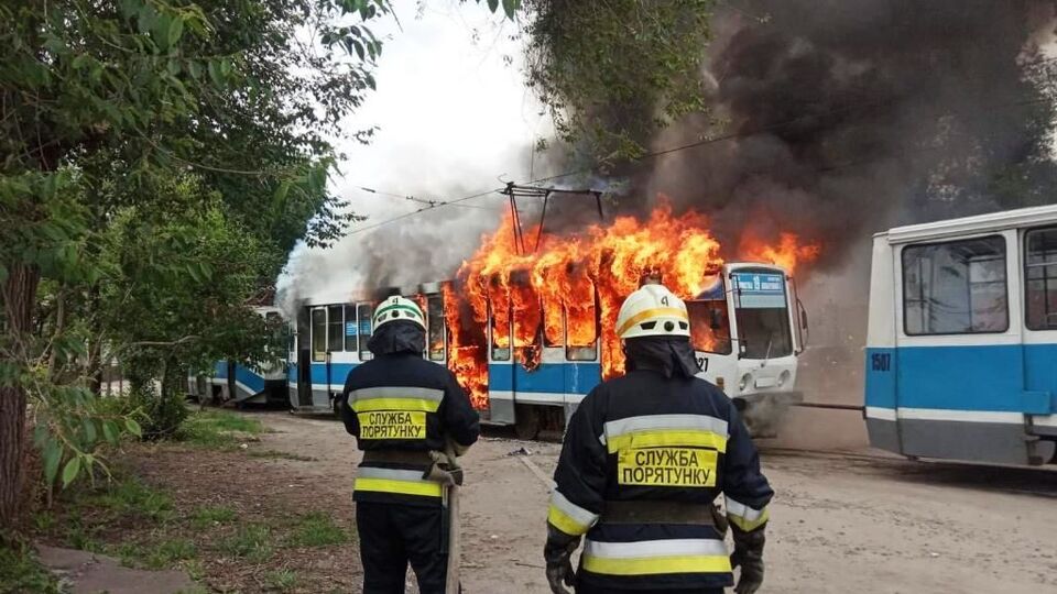 В Днепре на ходу загорелся трамвай. Фоторепортаж