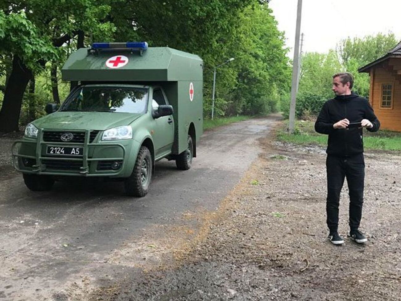 Війну щораз більше витісняють із міст і селищ Донбасу. Тихий український дзен спонукає копати картоплю поруч із мінними полями