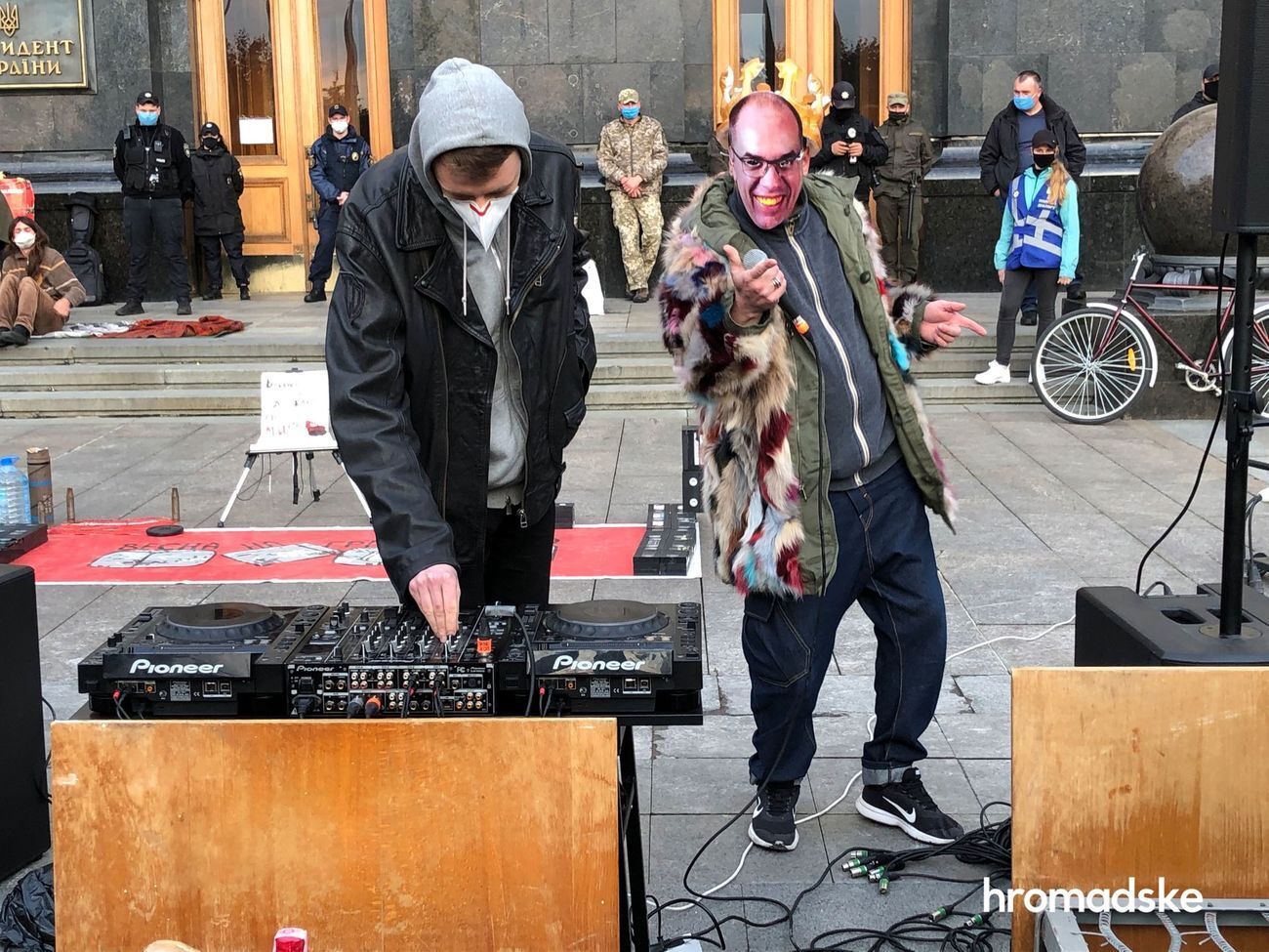 "Вечірка на честь першого мільярда Степанова". Під Офісом президента вимагали відставки глави МОЗ. Фоторепортаж