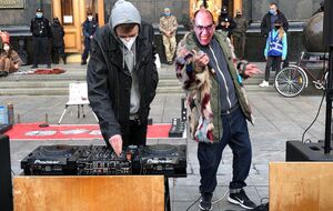 "Вечеринка в честь первого миллиарда Степанова". Под Офисом президента требовали отставки главы Минздрава. Фоторепортаж