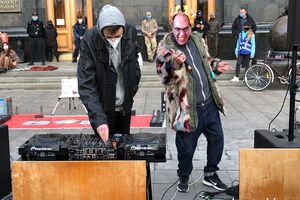 "Вечірка на честь першого мільярда Степанова". Під Офісом президента вимагали відставки глави МОЗ. Фоторепортаж