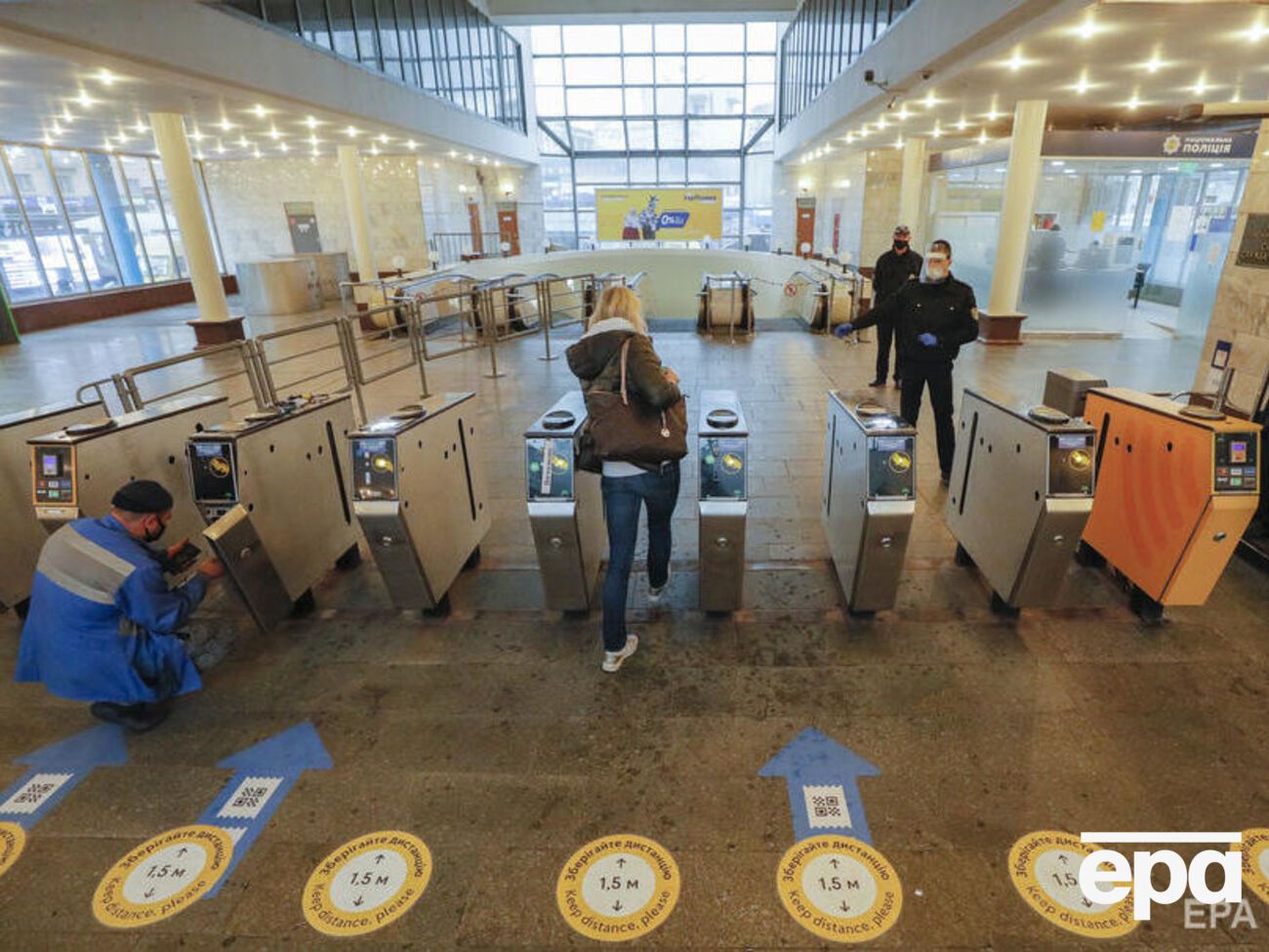 Наразі Київський метрополітен перевозить приблизно втричі менше пасажирів, ніж зазвичай