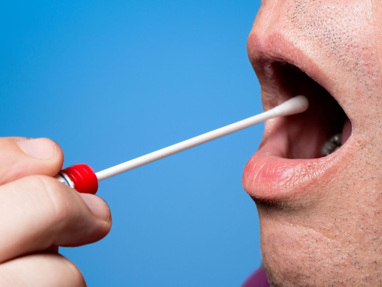 Мазок из носоглотки может не дать объективной картины наличия вируса, считают ученые из КНР