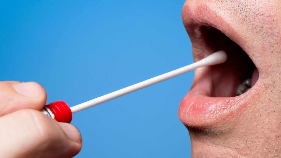 Мазок из носоглотки может не дать объективной картины наличия вируса, считают ученые из КНР