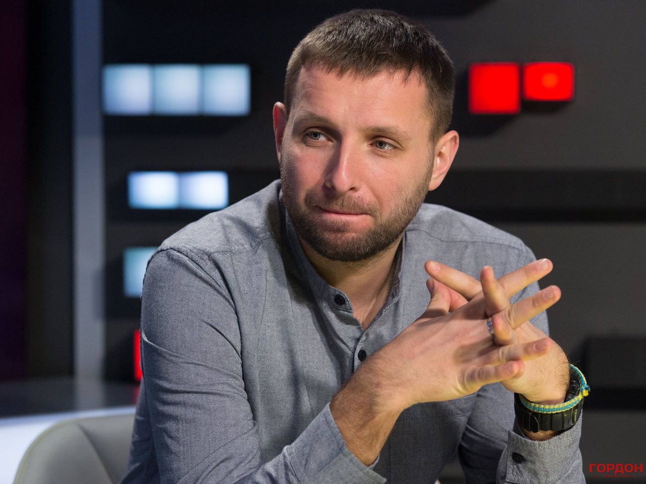 Парасюк: По нам стреляют, а мы что, должны флагами махать?