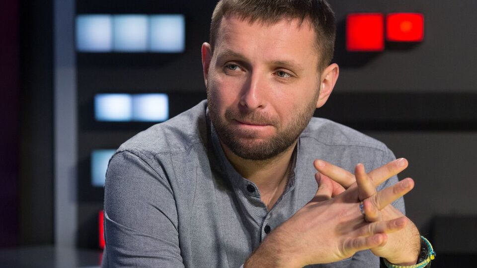 Парасюк: По нам стреляют, а мы что, должны флагами махать?
