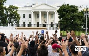 После смерти афроамериканца в Миннеаполисе по США прокатилась волна протестов. Фоторепортаж