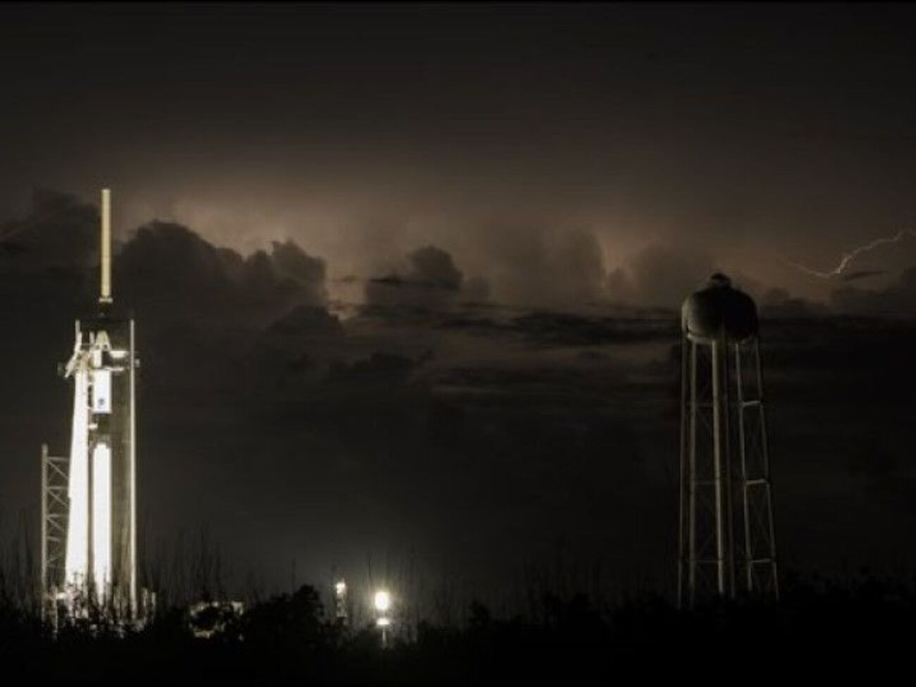 Ночью над космодромом бушевала гроза