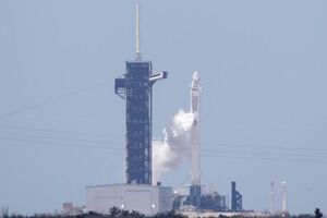 Компания Маска запустила в космос корабль с астронавтами. Фоторепортаж