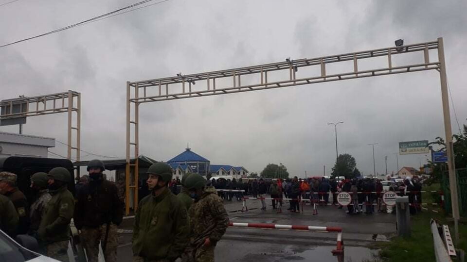 Від ранку 31 травня проїзд через пункт пропуску на угорському кордоні був неможливий