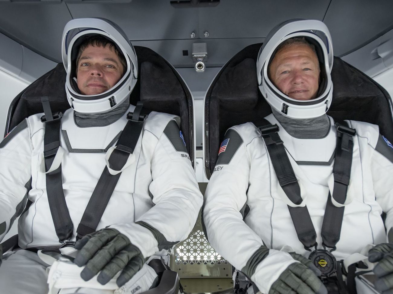 Бенкен (слева) и Херли совершили полет на Crew Dragon