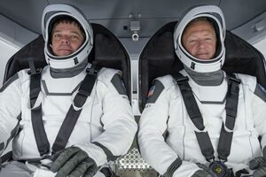 Бенкен (слева) и Херли совершили полет на Crew Dragon