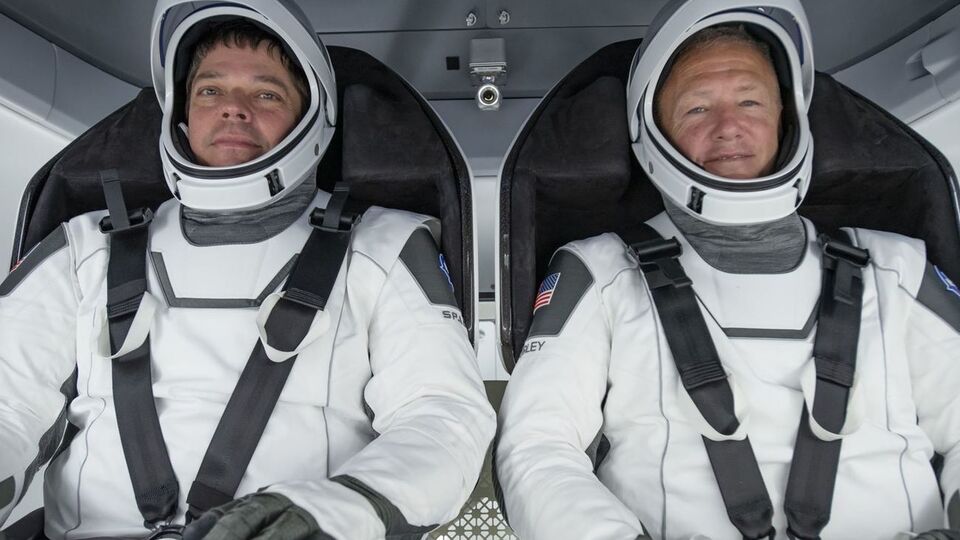 Бенкен (ліворуч) і Герлі здійснили політ на Crew Dragon