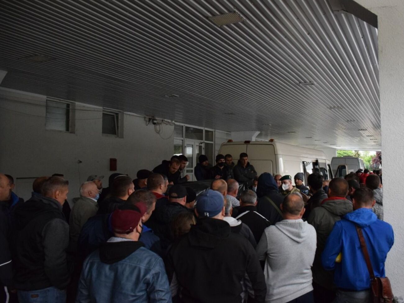 Із кордону повідомляють, що конфлікт із водіями бусів залагоджено