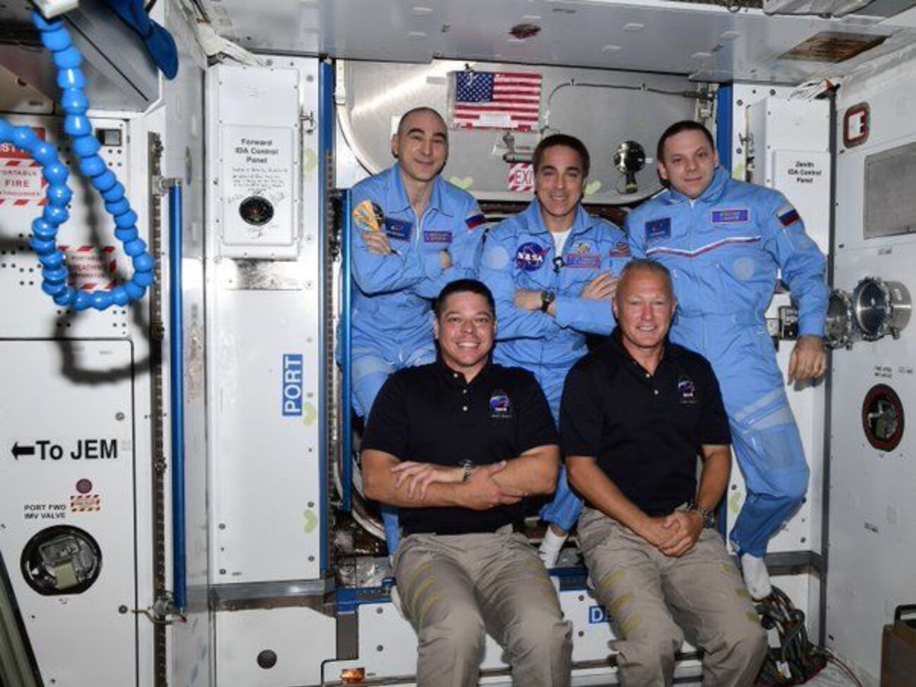 Частный космический аппарат Crew Dragon с двумя астронавтами на борту пристыковался к МКС. Фоторепортаж