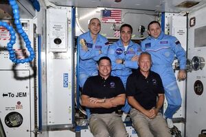 Частный космический аппарат Crew Dragon с двумя астронавтами на борту пристыковался к МКС. Фоторепортаж