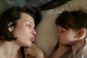 Йовович о дочери: О моя плавность