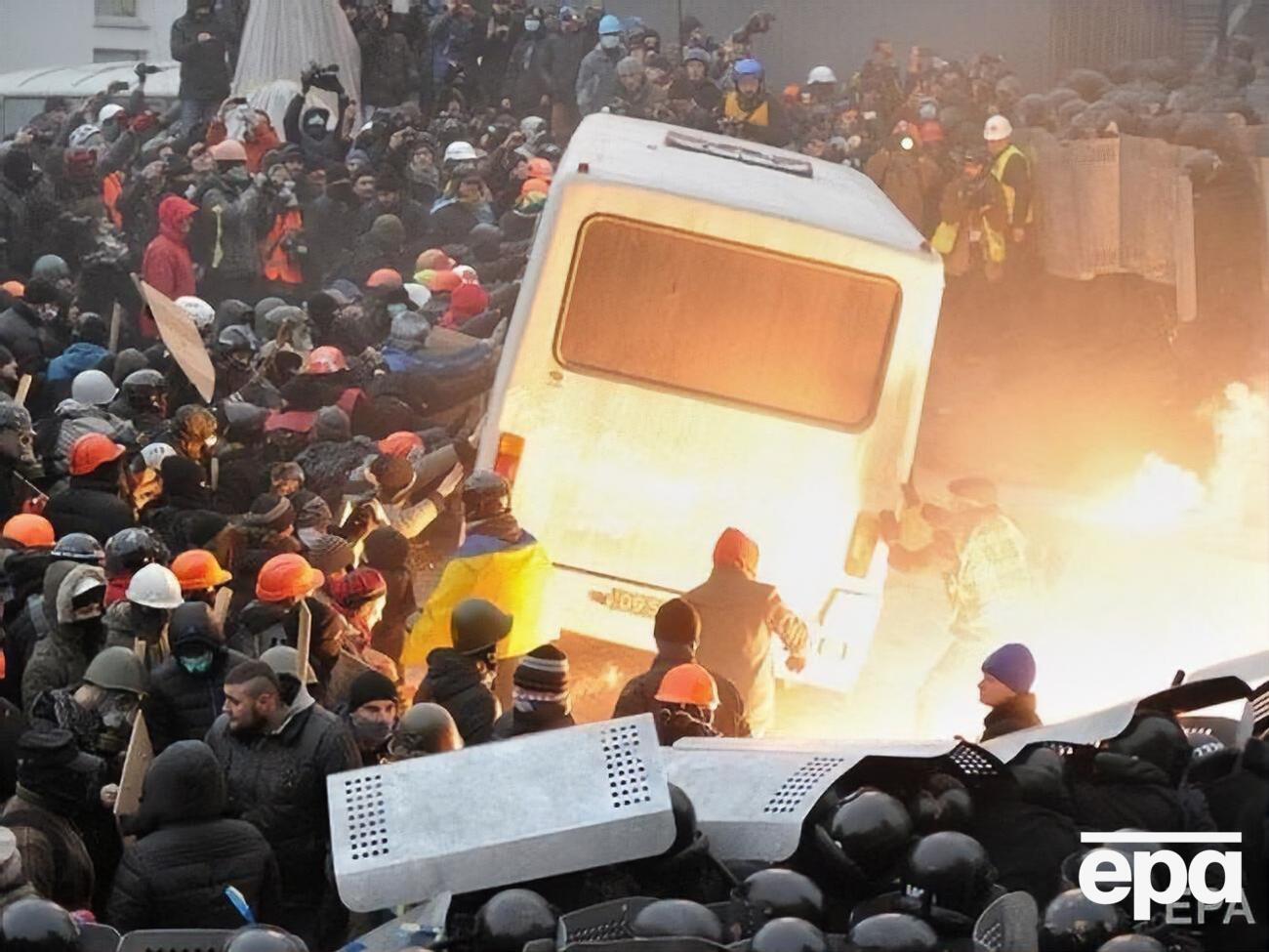 Во время столкновений на Грушевского майдановцы переворачивали автобусы