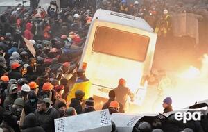 Під час зіткнень на Грушевського майданівці перевертали автобуси