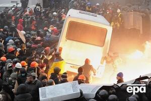 Во время столкновений на Грушевского майдановцы переворачивали автобусы