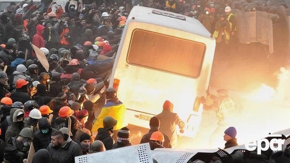 Во время столкновений на Грушевского майдановцы переворачивали автобусы