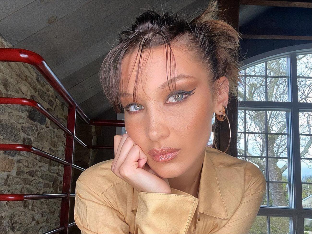 Хадід показала глибоке декольте