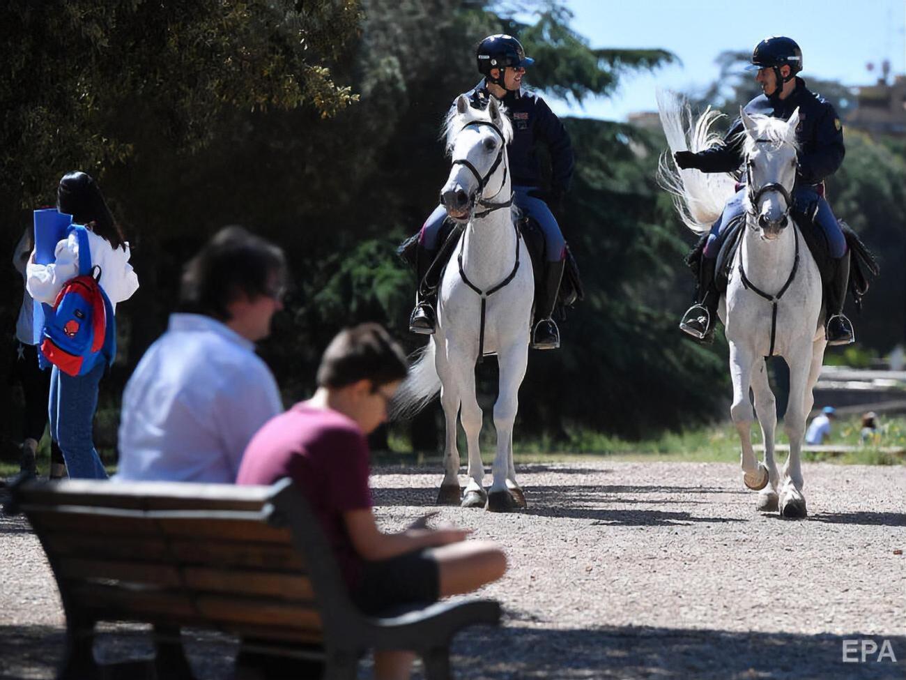 В Италии смягчили карантин. Несколько миллионов человек вернулись на работу, на вокзалах – очереди. Фоторепортаж