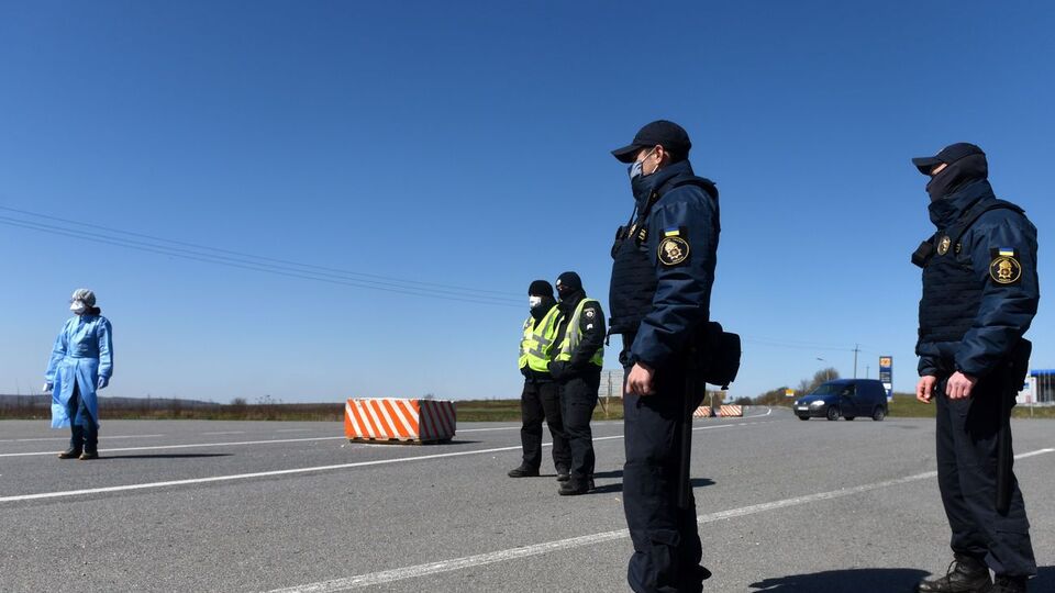 Перед в'їздом у село встановлено блокпост
