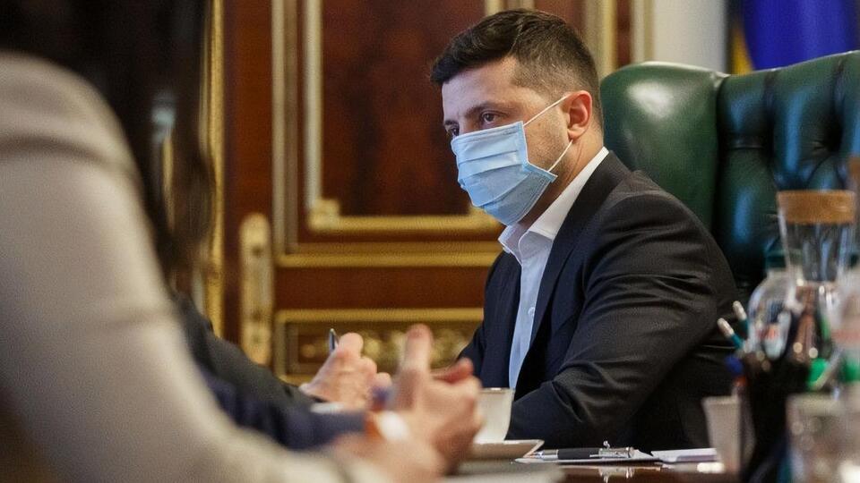 Зеленський провів нараду з питань запобігання поширенню коронавірусу