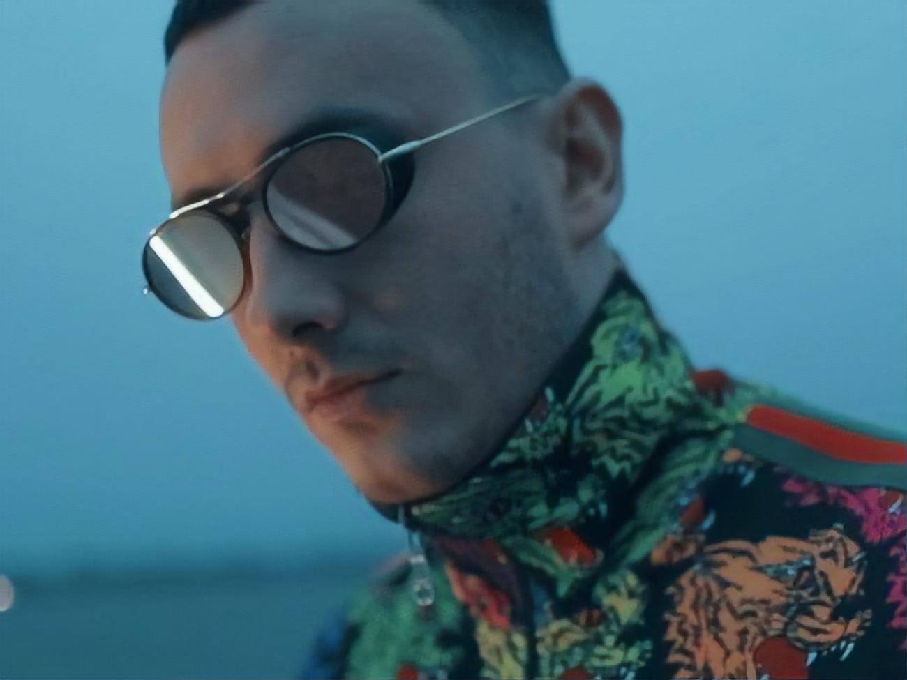 Ivan Navi:&nbsp;Холодна ніч в обіймах теплих, до твоїх пліч торкаюсь я. Ти розкажи мені про себе, як довго ти до мене йшла