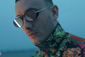 Ivan Navi: Холодна ніч в обіймах теплих, до твоїх пліч торкаюсь я. Ти розкажи мені про себе, як довго ти до мене йшла